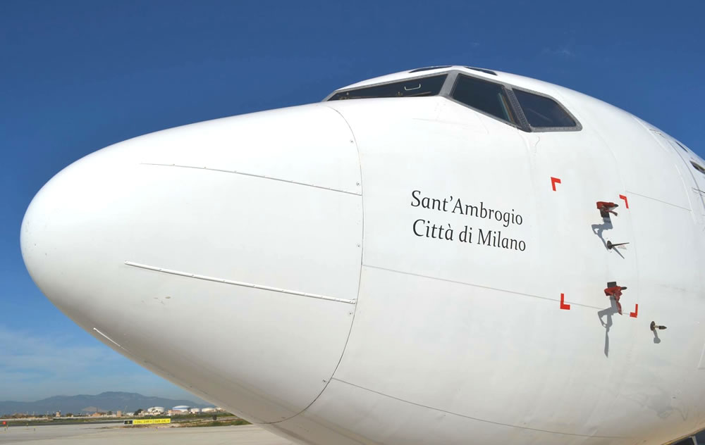 Dedicado a San Ambrosio patrón de la ciudad de Milán el cuarto Boeing 737-400 de Albastar