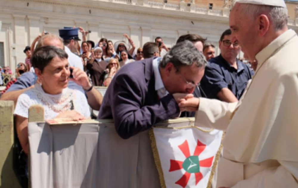 Albastar presenta su estandarte al Papa para la Bendición Papal. Nuevos vuelos de Roma a Lourdes