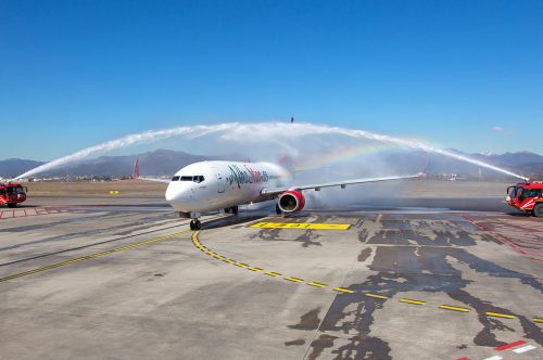 Despegan las novedades de Albastar: bautismo del Boeing 737-800 EC-MUB, potenciación de la base operativa en el aeropuerto de Milán Bérgamo y una nueva experiencia web.
