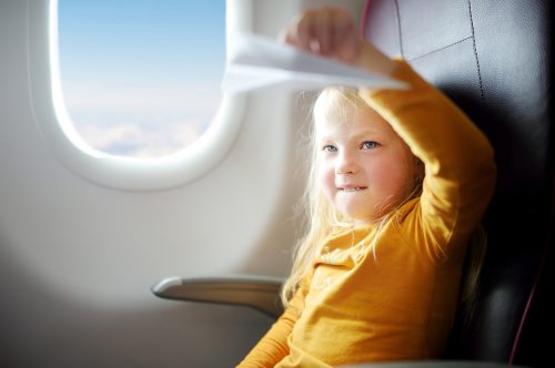 Solos en el avión: cómo vuelan los niños sin acompañante con Albastar.