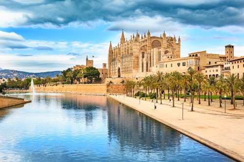 Vuela a Palma de Mallorca con Albastar: ¡de junio a septiembre es aún más bonita!