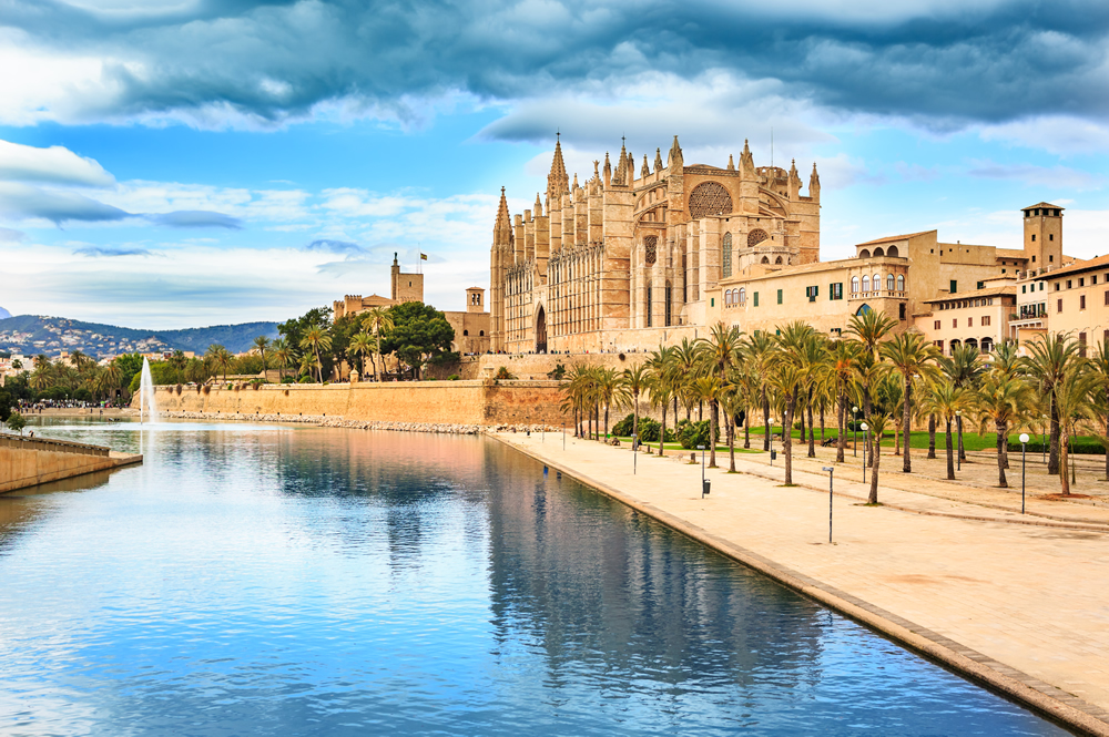 Fly to Palma de Mallorca with Albastar: the capital is even more beautiful between June and September.