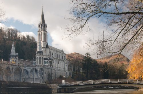 Turismo religioso a Lourdes, vola con Albastar!